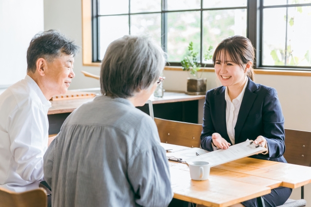 障害年金について社会保険労務士へ相談している様子