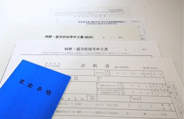 眼の病気について医療資料を確認するイメージ